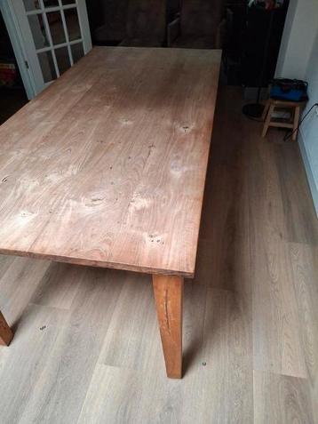 Massief teak houten eettafel beschikbaar voor biedingen