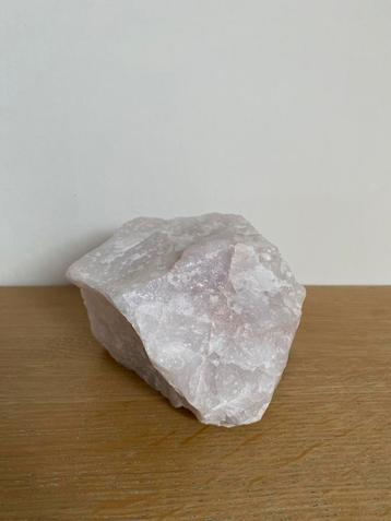 Groot stuk Rozenkwarts beschikbaar voor biedingen