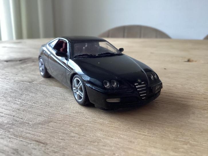 Alfa Romeo GTV – 1:43 – Bburago, Hobby en Vrije tijd, Modelauto's | 1:43, Zo goed als nieuw, Auto, Ophalen of Verzenden