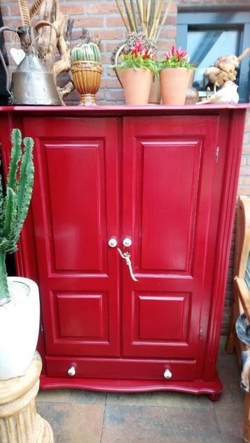 Brocante/Vintage KAST diep rood beschikbaar voor biedingen