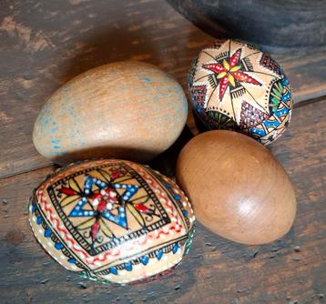 4 brocante houten eieren, 2x handbeschilderd, 2x blank hout. beschikbaar voor biedingen
