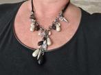 Te koop lange halsketting met wit en zwarte steentjes, Sieraden, Tassen en Uiterlijk, Kettingen, Ophalen of Verzenden, Zo goed als nieuw