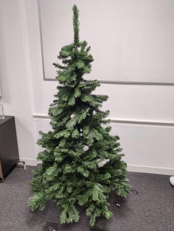 Neppe kerstboom, incl. plastic ballen en lichtjes beschikbaar voor biedingen