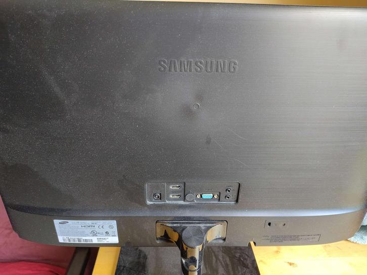 Samsung Series 5 S24C550VL, Computers en Software, Monitoren, Zo goed als nieuw, 60 Hz of minder, HDMI, Ingebouwde speakers, Hoofdtelefoonaansluiting