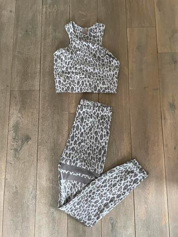 Stronger set legging medium en top small beschikbaar voor biedingen