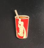 Coca Cola  - Coca Cola pin Beker met rietje, Ophalen of Verzenden, Zo goed als nieuw, Merk, Speldje of Pin