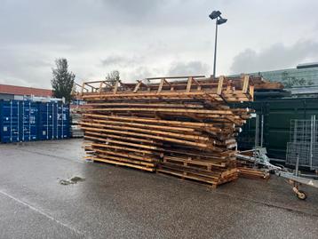Grote partij, lange pallets van houten balken (4 tot 6 m) beschikbaar voor biedingen