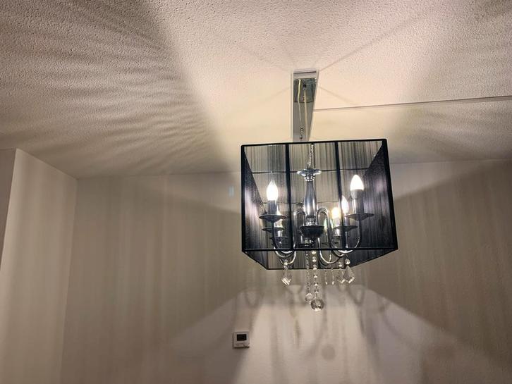 Elegante Hanglamp met Zwarte Kap, Huis en Inrichting, Lampen | Hanglampen, Zo goed als nieuw, Minder dan 50 cm, Metaal, Ophalen