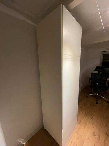 Hoge witte paxkast beschikbaar voor biedingen
