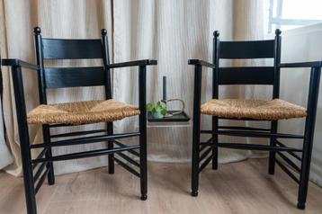 Zwarte landelijke stoelen beschikbaar voor biedingen