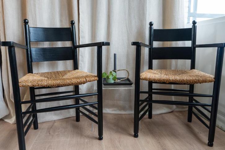 Zwarte landelijke stoelen, Huis en Inrichting, Stoelen, Zo goed als nieuw, Twee, Hout, Riet of Rotan, Zwart, Ophalen