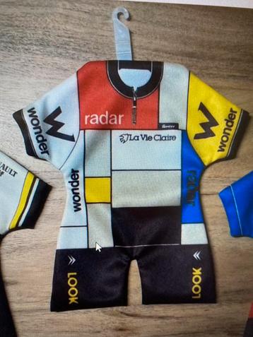 Mini fanshirts tenue gezocht beschikbaar voor biedingen