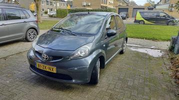 Toyota Aygo 1.0 12V Vvt-i 5DRS 2008 Grijs beschikbaar voor biedingen