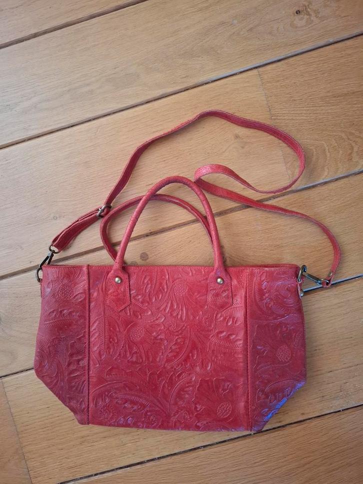 Rode leren handtas met bloemmotief, Sieraden, Tassen en Uiterlijk, Tassen | Damestassen, Zo goed als nieuw, Handtas, Rood, Ophalen of Verzenden