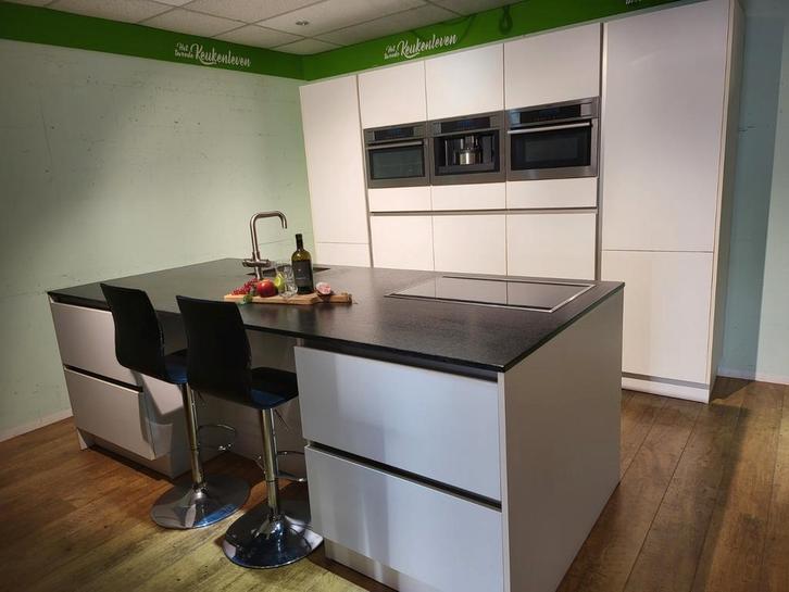 Prachtige kastenwand met ruim eiland/mat wit/granieten blad., Huis en Inrichting, Keuken | Complete keukens, Gebruikt, Overige typen