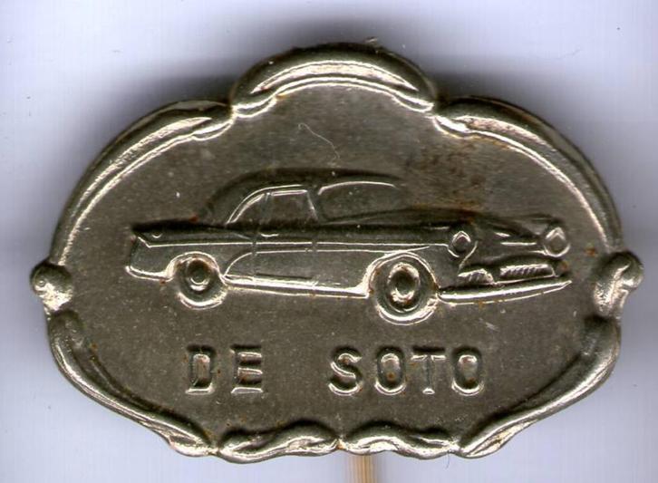 De Soto zilverkleurig schild speldje ( E_051 ), Verzamelen, Speldjes, Pins en Buttons, Zo goed als nieuw, Speldje of Pin, Transport