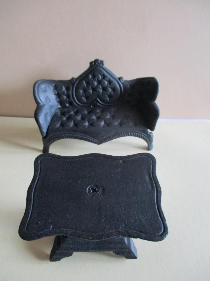 poppenhuis gietijzer bank en tafel popje 1:12 komt niet mee, Verzamelen, Poppenhuizen en Toebehoren, Gebruikt, Decoratie, Ophalen of Verzenden