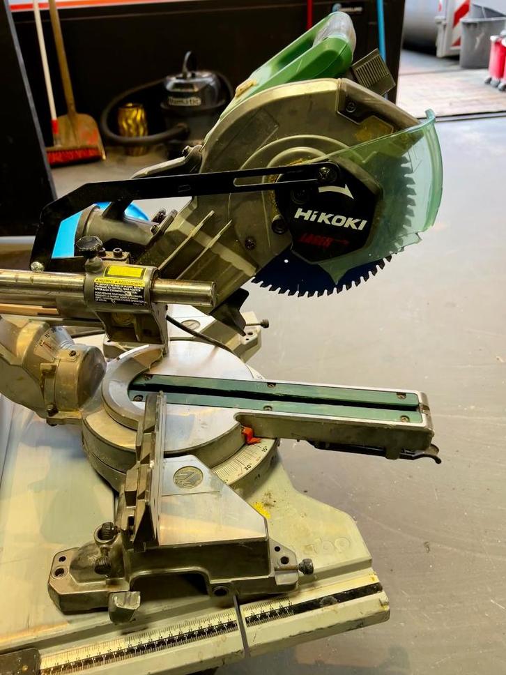 HiKOKI (Hitachi) miter saw with draw., Doe-het-zelf en Verbouw, Gereedschap | Zaagmachines, Gebruikt, Cirkelzaag, 1200 watt of meer