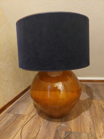 Geote lamp met keramieken voet en donkerblauwe kap beschikbaar voor biedingen