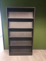 Metalen zwarte boekenkast met schuifdeuren, Huis en Inrichting, Kasten | Boekenkasten, Ophalen, Met deur(en), Zo goed als nieuw