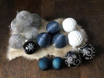 15 kerstballen - zilverkleurig - wit - zwart - blauw beschikbaar voor biedingen