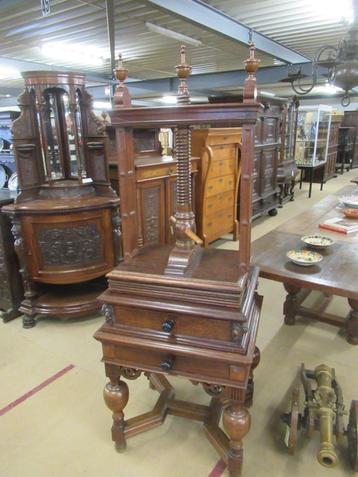 Oer 11535 grote ANTIEKE 17e eeuwse linnenpers met leeuwtjes beschikbaar voor biedingen