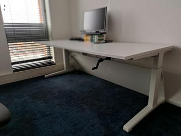 Groot bureau, in hoogte verstelbaar beschikbaar voor biedingen