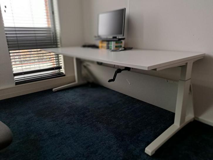 Groot bureau, in hoogte verstelbaar, Huis en Inrichting, Bureaus, Zo goed als nieuw, Bureau, In hoogte verstelbaar, Ophalen