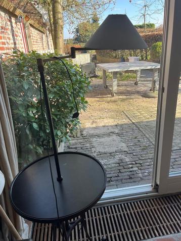 Tafeltje met lamp te koop