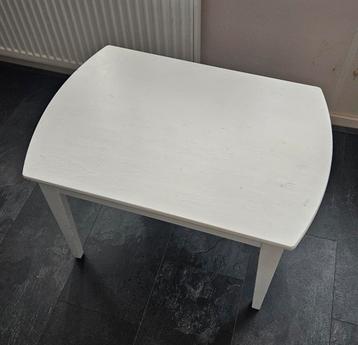 Houten kindertafel  beschikbaar voor biedingen