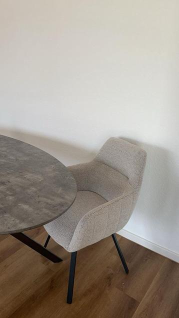 Eettafel en eetstoelen beschikbaar voor biedingen