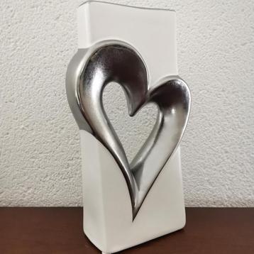 Vaas met Hart - Beelden: Liefde - In Love enz. (nieuw) beschikbaar voor biedingen