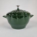Staub Artisjok cocotte 22 cm, Huis en Inrichting, Keuken | Potten en Pannen, Ophalen, Gietijzer, Nieuw, Keramische plaat