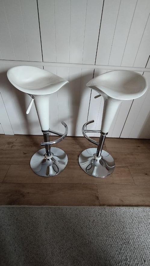 2 moderne barkrukken, Huis en Inrichting, Barkrukken, Zo goed als nieuw, 60 tot 90 cm, Kunststof, Metaal, 2 krukken, In hoogte verstelbaar