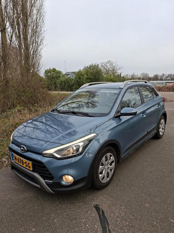 Nette Hyundai i20 Cross 1.0 100 pk 2017 Blauw te koop!, Auto's, Hyundai, Particulier, i20, ABS, Airbags, Airconditioning, Bluetooth