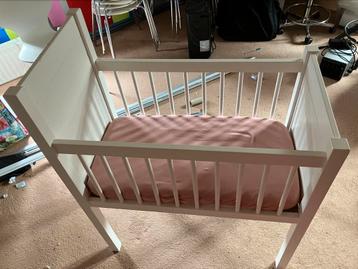 Schattig wit wiegje inclusief matras beschikbaar voor biedingen