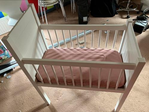 Schattig wit wiegje inclusief matras, Kinderen en Baby's, Babywiegjes en Ledikanten, Zo goed als nieuw, Wieg, Ophalen