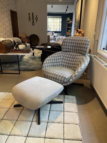 Minotti Russell fauteuil met poef beschikbaar voor biedingen