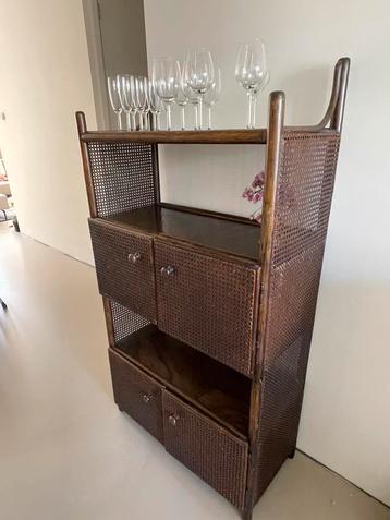 Houten kast met rotan details beschikbaar voor biedingen