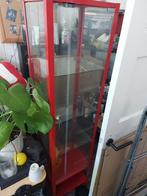 Rode vintage vitrinekast rood met slot en lamp, Huis en Inrichting, Kasten | Vitrinekasten, Ophalen, Zo goed als nieuw, 25 tot 50 cm