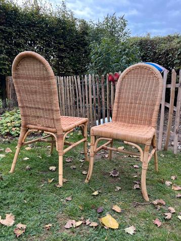 Twee identieke rotan eetkamerstoelen beschikbaar voor biedingen
