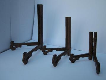 Mooi uitgesneden houten bordenstaandaard / bord houder beschikbaar voor biedingen