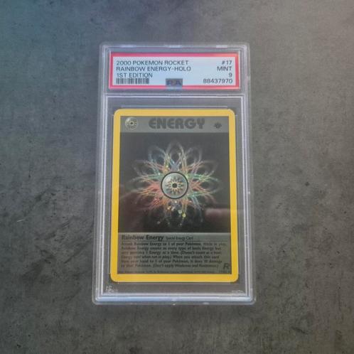 Rainbow Energy 1st Edition Rocket PSA 9, Hobby en Vrije tijd, Verzamelkaartspellen | Pokémon, Zo goed als nieuw, Losse kaart, Ophalen of Verzenden