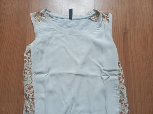 EKSEPT / SHOEBY gebroken wit / beige top afgezet met kant M, Kleding | Dames, Tops, Gedragen, Maat 38/40 (M), Beige, Zonder mouw