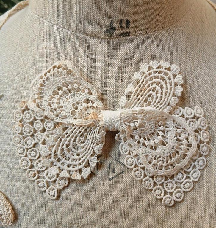 brocante broche van kant, Antiek en Kunst, Antiek | Kleding en Accessoires, Dames, Ophalen of Verzenden