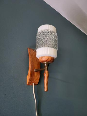 Wandlamp glas met hout beschikbaar voor biedingen