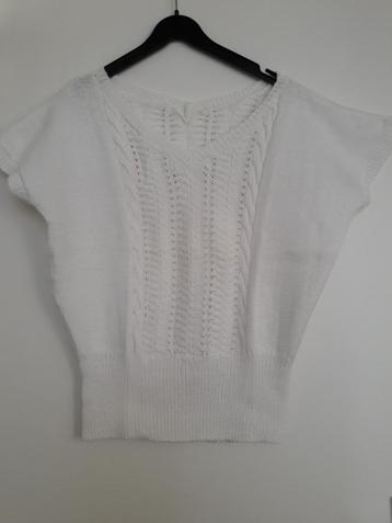 Apart mooi hand gebreid truitje met kabel en ajourpatroon. beschikbaar voor biedingen
