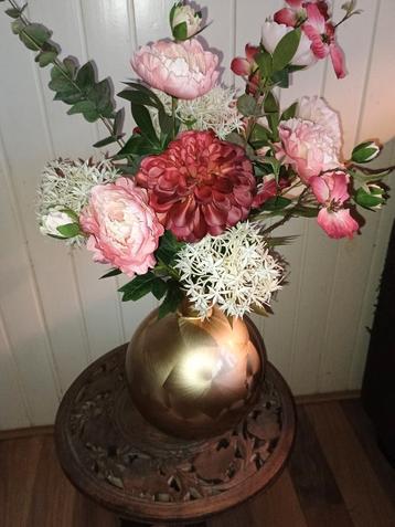 Mooie gouden vaas met zijde bloemen  beschikbaar voor biedingen