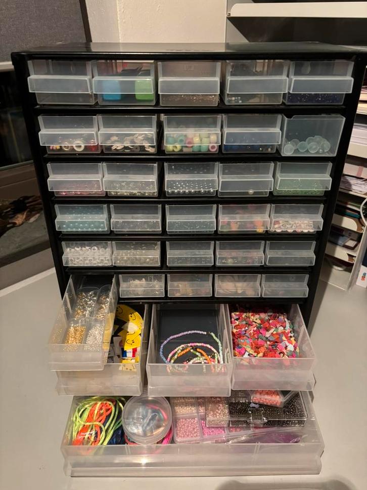 Kastje met kralen en conplete startset inclusief., Hobby en Vrije tijd, Kralen en Sieraden maken, Zo goed als nieuw, Kraal, Ophalen