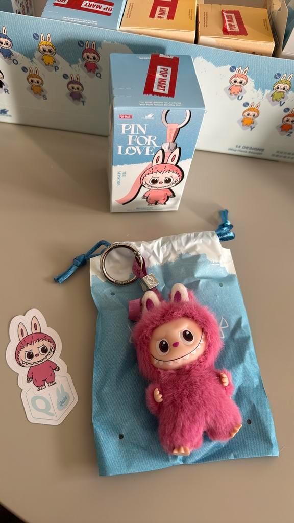 Nieuw en 100 % origineel Labubu Pin for Love Q, Verzamelen, Poppetjes en Figuurtjes, Zo goed als nieuw, Ophalen of Verzenden